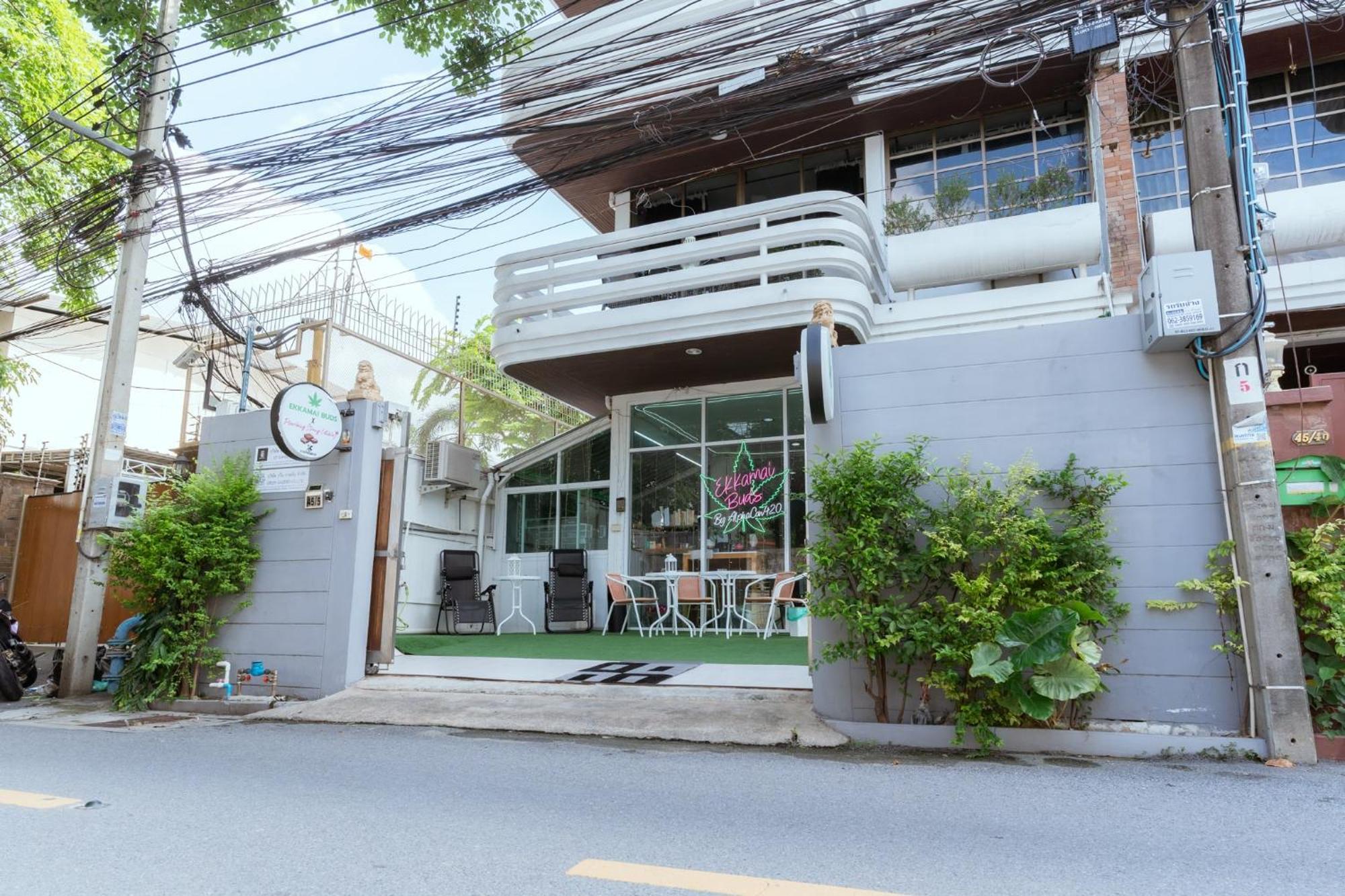 420 Hostel - Ekkamai Buds & Beds Bangkok Bagian luar foto